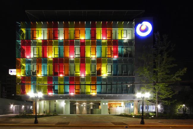 BIM建筑|轻逸琉璃，“五彩霓虹”映衬下的办公年夜楼