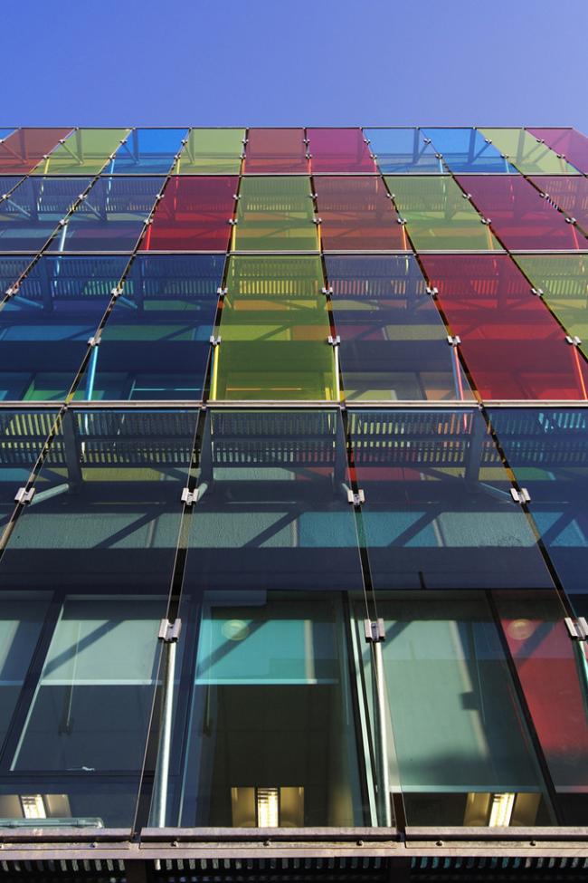 BIM建筑|轻逸琉璃，“五彩霓虹”映衬下的办公年夜楼