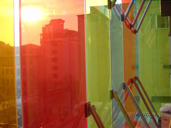 BIM建筑|轻逸琉璃，“五彩霓虹”映衬下的办公年夜楼