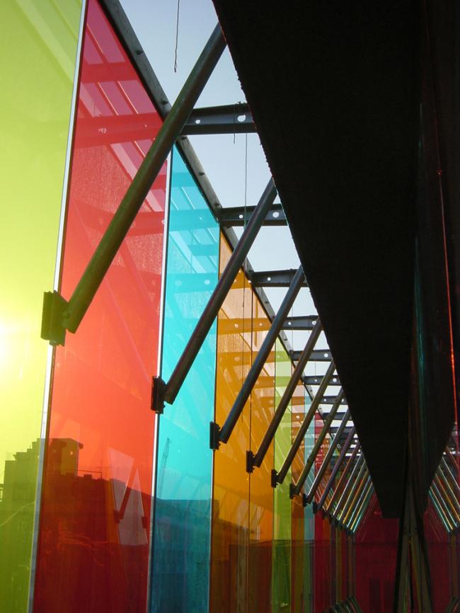 BIM建筑|轻逸琉璃，“五彩霓虹”映衬下的办公年夜楼