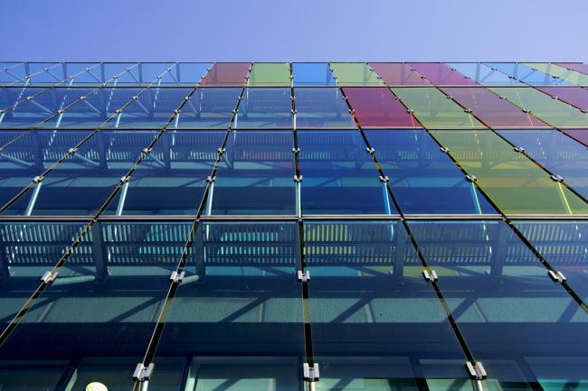 BIM建筑|轻逸琉璃，“五彩霓虹”映衬下的办公年夜楼