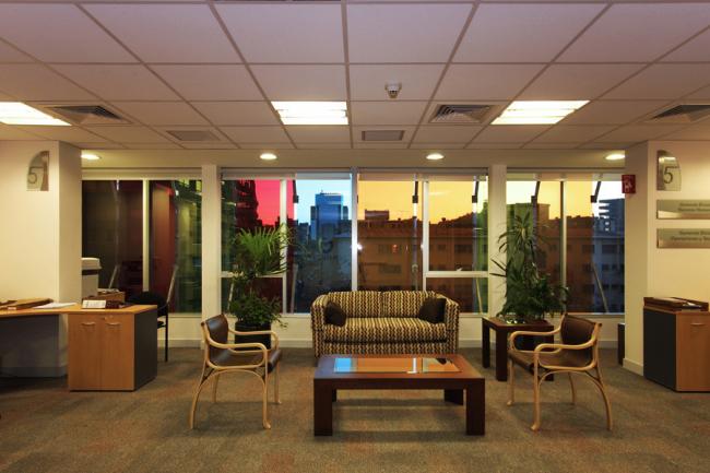 BIM建筑|轻逸琉璃，“五彩霓虹”映衬下的办公年夜楼