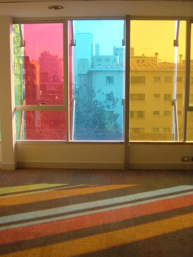 BIM建筑|轻逸琉璃，“五彩霓虹”映衬下的办公年夜楼