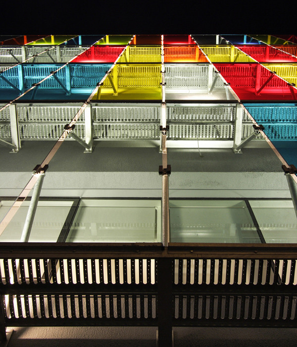 BIM建筑|轻逸琉璃，“五彩霓虹”映衬下的办公年夜楼