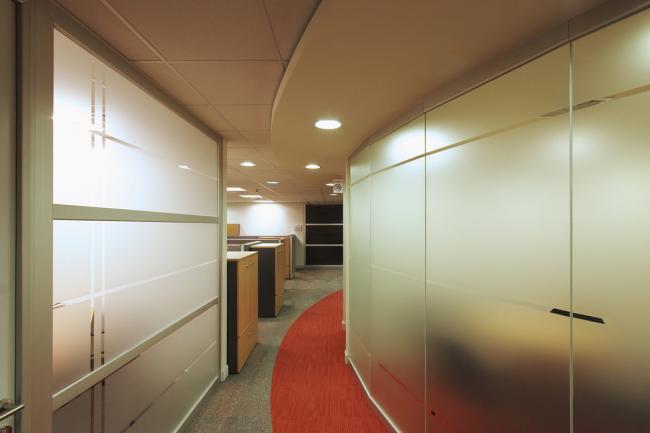 BIM建筑|轻逸琉璃，“五彩霓虹”映衬下的办公年夜楼