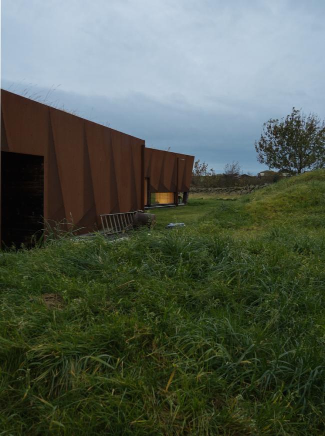 BIM建筑|仿佛一把被抛弃在郊野中心的旧铁犁：Tjelta室第