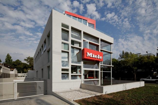 BIM建筑|斑斓亮丽，置在路边的宏大都会展览柜：米勒公司美术展览馆