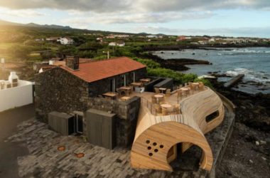 BIM建筑|海岛餐厅酒店——岩石，酒桶和鲸鱼拟态的想象力融会之作-BIM建筑网