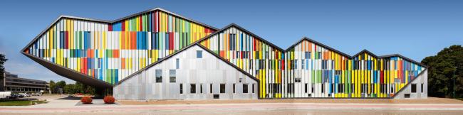 BIM建筑|将巨匠经典的音符涂抹颜色，复刻在立面上——音乐与建筑的融会之作