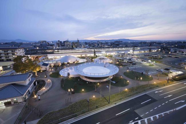 BIM建筑|立在城市客堂的巨型家具，日本奈良的暗昧空间：CoFuFun车站广场