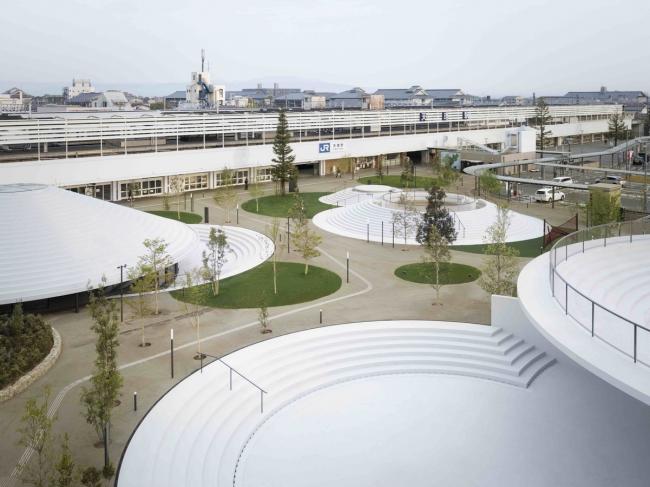 BIM建筑|立在城市客堂的巨型家具，日本奈良的暗昧空间：CoFuFun车站广场