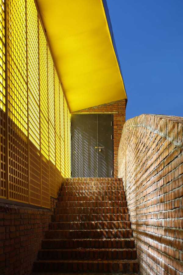 BIM建筑|岳阳县第三中学风雨操场兼陈述厅 / SUP素朴建筑工作室