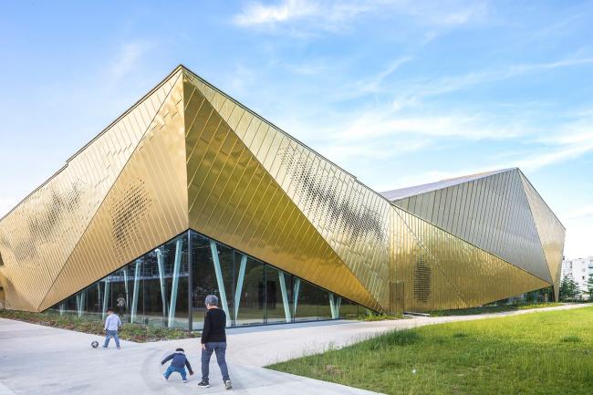 BIM建筑|绿草蓝天中的一抹金：La Fontaine体育中间