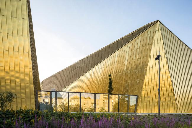 BIM建筑|绿草蓝天中的一抹金：La Fontaine体育中间