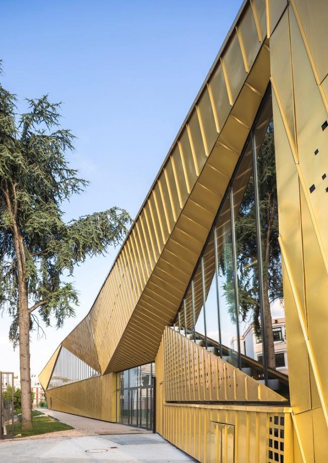 BIM建筑|绿草蓝天中的一抹金：La Fontaine体育中间