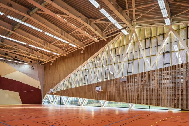 BIM建筑|绿草蓝天中的一抹金：La Fontaine体育中间