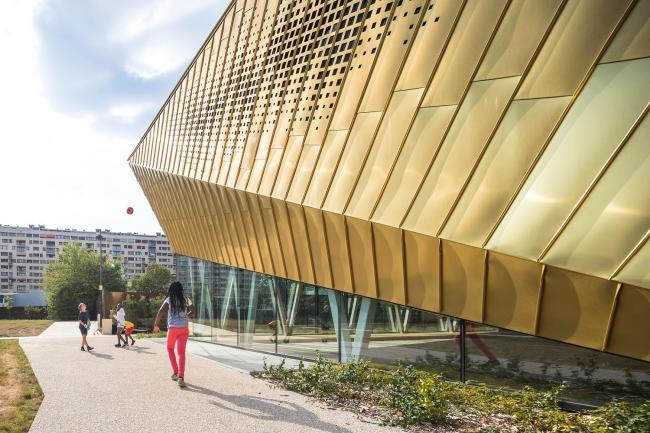 BIM建筑|绿草蓝天中的一抹金：La Fontaine体育中间