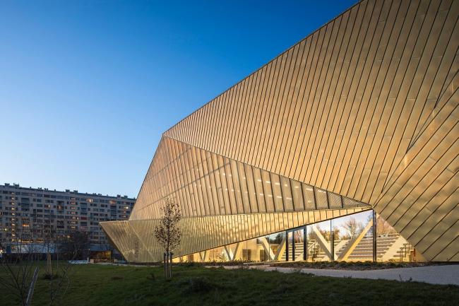 BIM建筑|绿草蓝天中的一抹金：La Fontaine体育中间