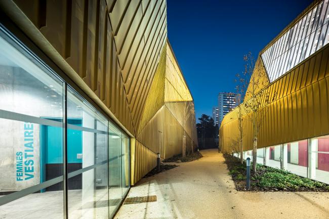 BIM建筑|绿草蓝天中的一抹金：La Fontaine体育中间