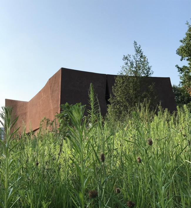 BIM建筑|仿佛一块盘卧在树林中年夜石：瑞士穆滕茨污水处置厂