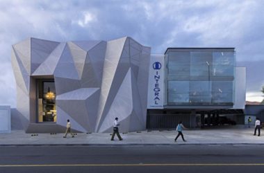 BIM建筑|织物的柔柔通透与几何金属的碰撞：厄瓜多尔贸易零售店面-BIM建筑网