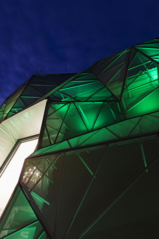 BIM建筑|织物的柔柔通透与几何金属的碰撞：厄瓜多尔贸易零售店面