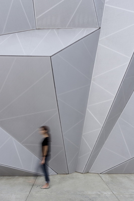 BIM建筑|织物的柔柔通透与几何金属的碰撞：厄瓜多尔贸易零售店面