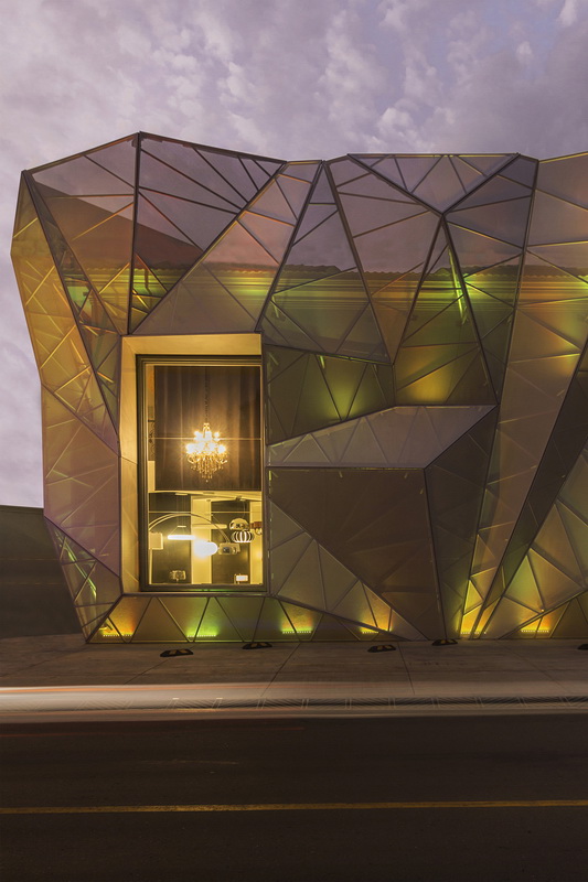 BIM建筑|织物的柔柔通透与几何金属的碰撞：厄瓜多尔贸易零售店面