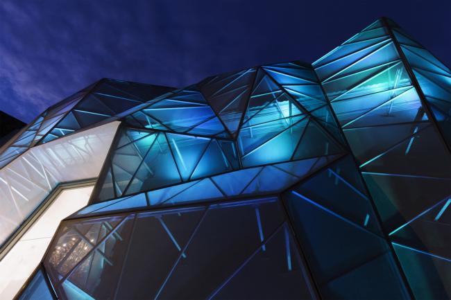 BIM建筑|织物的柔柔通透与几何金属的碰撞：厄瓜多尔贸易零售店面