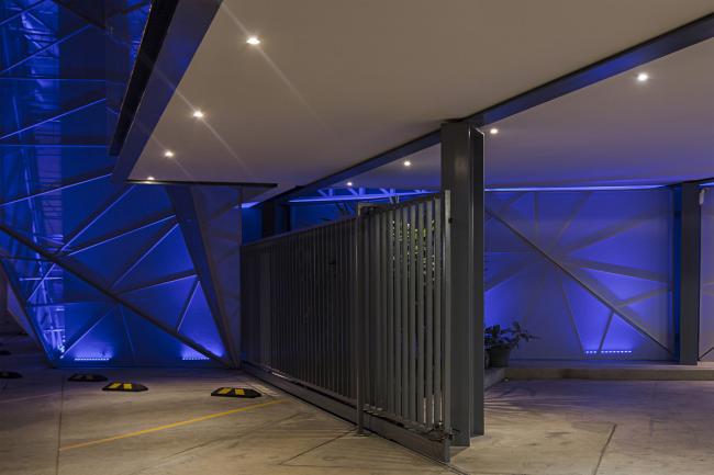 BIM建筑|织物的柔柔通透与几何金属的碰撞：厄瓜多尔贸易零售店面