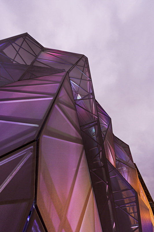 BIM建筑|织物的柔柔通透与几何金属的碰撞：厄瓜多尔贸易零售店面