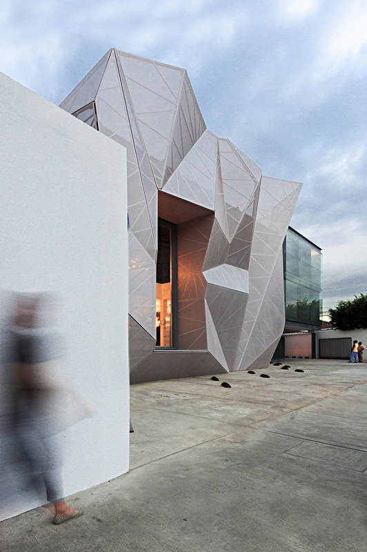 BIM建筑|织物的柔柔通透与几何金属的碰撞：厄瓜多尔贸易零售店面