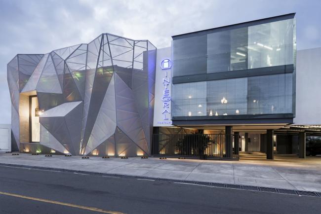 BIM建筑|织物的柔柔通透与几何金属的碰撞：厄瓜多尔贸易零售店面