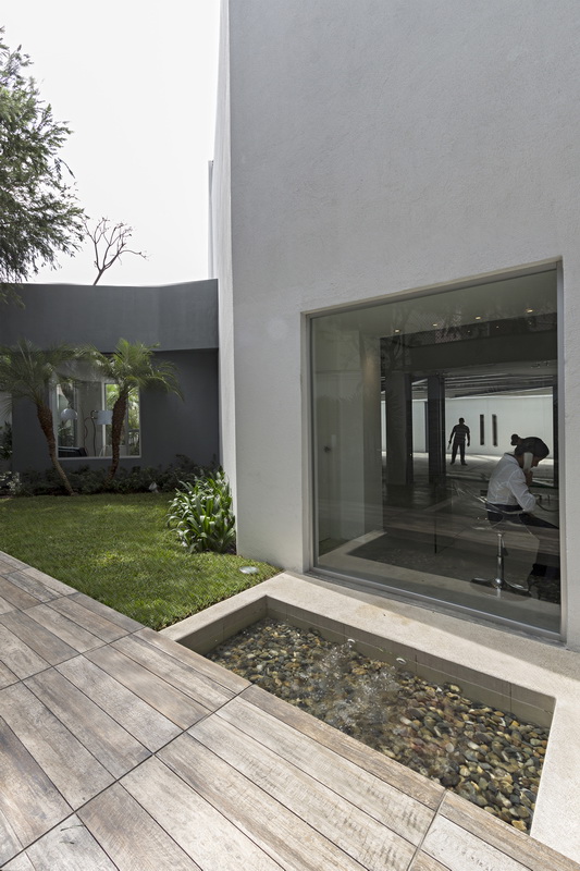 BIM建筑|织物的柔柔通透与几何金属的碰撞：厄瓜多尔贸易零售店面