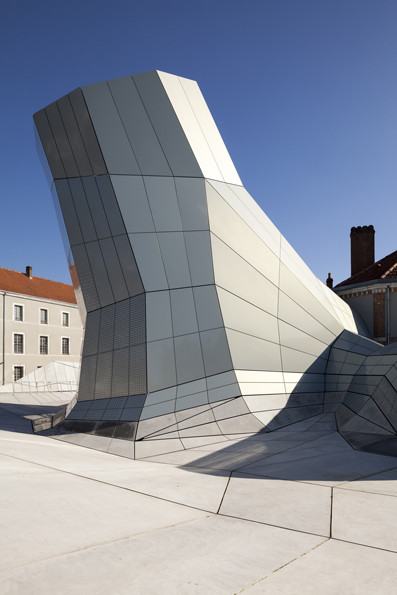 BIM建筑|扭曲聚变，来自将来极具科幻摩登感的前瞻性之作——FRAC文化中间