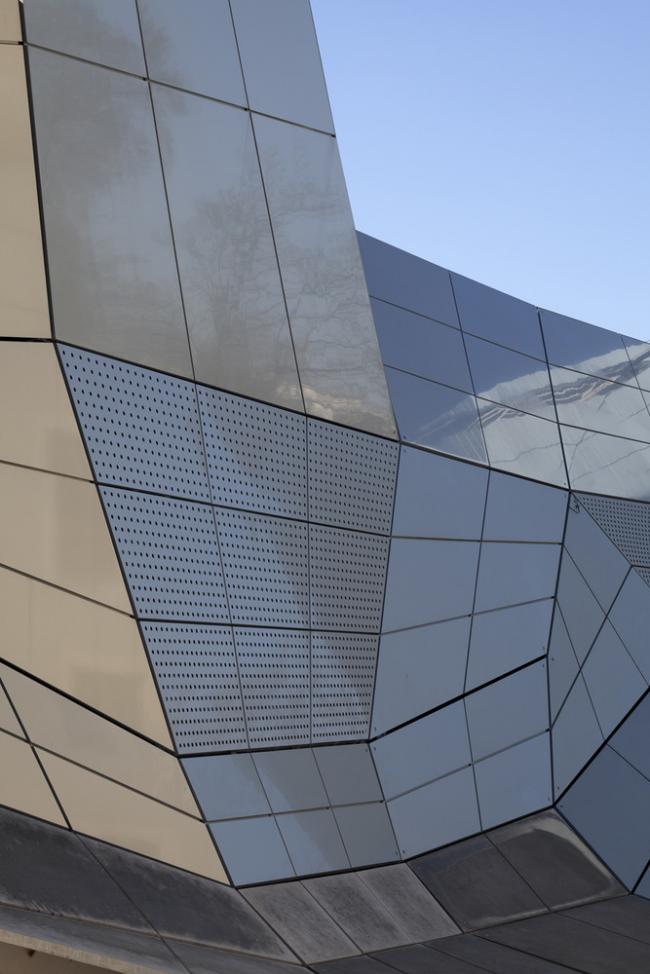 BIM建筑|扭曲聚变，来自将来极具科幻摩登感的前瞻性之作——FRAC文化中间