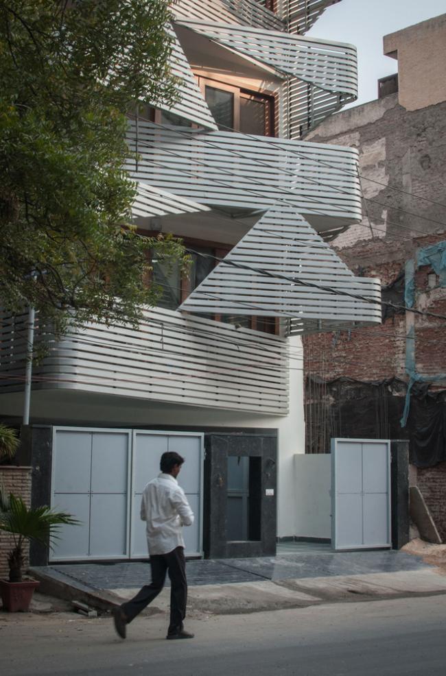 BIM建筑|严厉的几何形体打造的垂直室第：印度143公寓 / Plan Loci