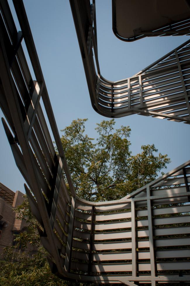 BIM建筑|严厉的几何形体打造的垂直室第：印度143公寓 / Plan Loci