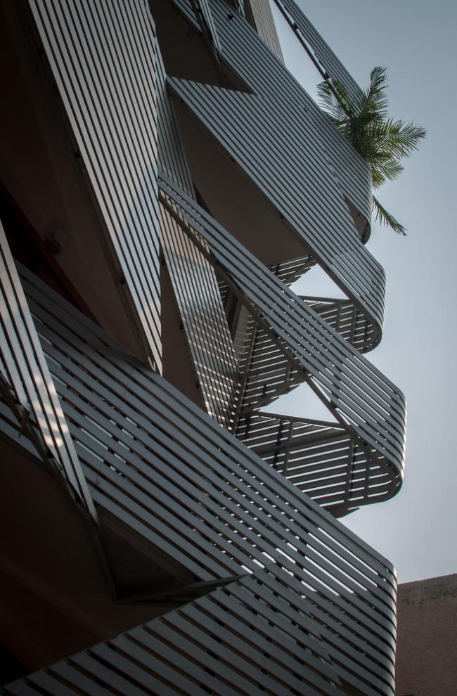 BIM建筑|严厉的几何形体打造的垂直室第：印度143公寓 / Plan Loci