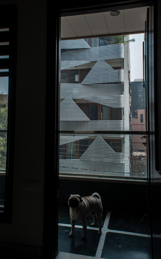 BIM建筑|严厉的几何形体打造的垂直室第：印度143公寓 / Plan Loci