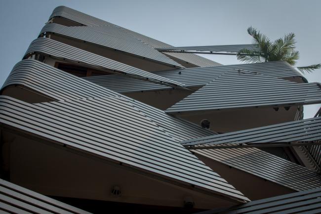 BIM建筑|严厉的几何形体打造的垂直室第：印度143公寓 / Plan Loci