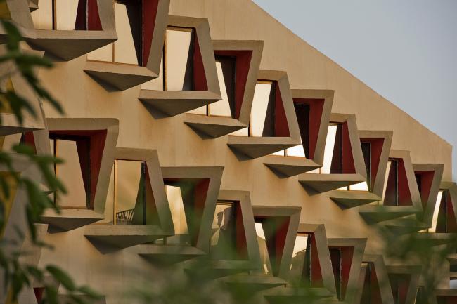 BIM建筑|多样且多彩，每扇窗户都有各自性情的学生公寓年夜楼 /Sanjay Puri建筑事务所