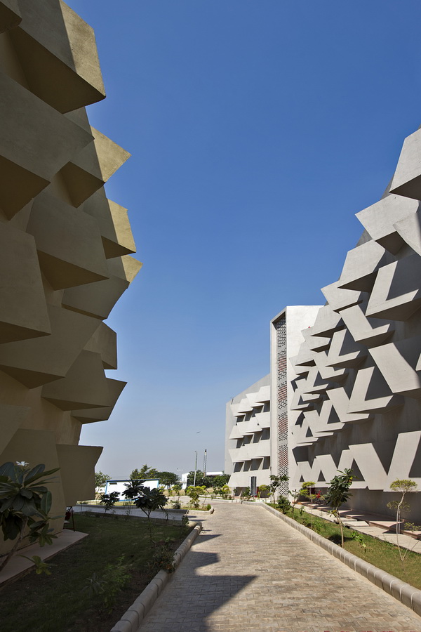 BIM建筑|多样且多彩，每扇窗户都有各自性情的学生公寓年夜楼 /Sanjay Puri建筑事务所