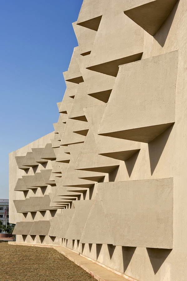 BIM建筑|多样且多彩，每扇窗户都有各自性情的学生公寓年夜楼 /Sanjay Puri建筑事务所