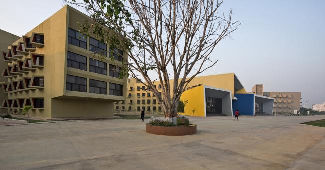 BIM建筑|多样且多彩，每扇窗户都有各自性情的学生公寓年夜楼 /Sanjay Puri建筑事务所