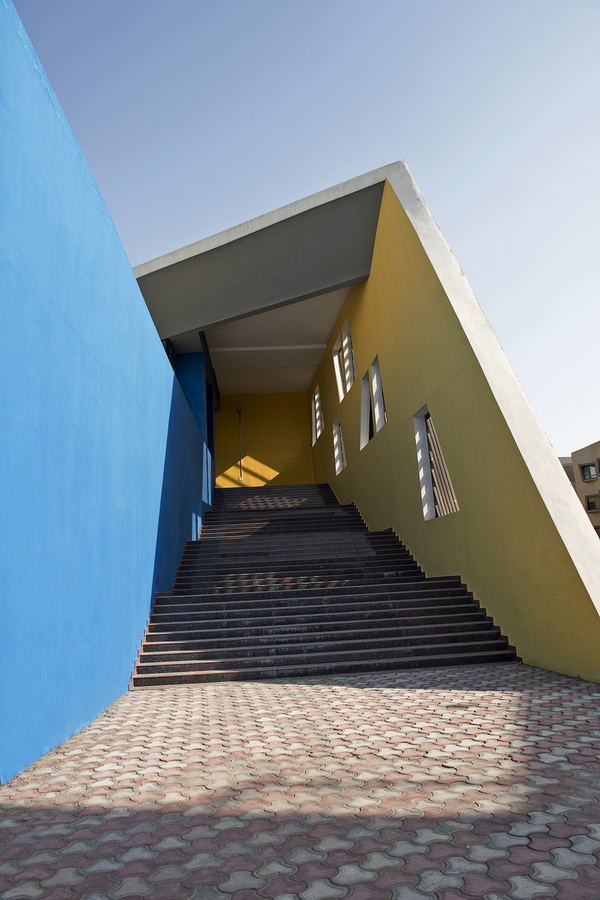 BIM建筑|多样且多彩，每扇窗户都有各自性情的学生公寓年夜楼 /Sanjay Puri建筑事务所