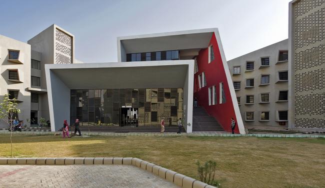 BIM建筑|多样且多彩，每扇窗户都有各自性情的学生公寓年夜楼 /Sanjay Puri建筑事务所