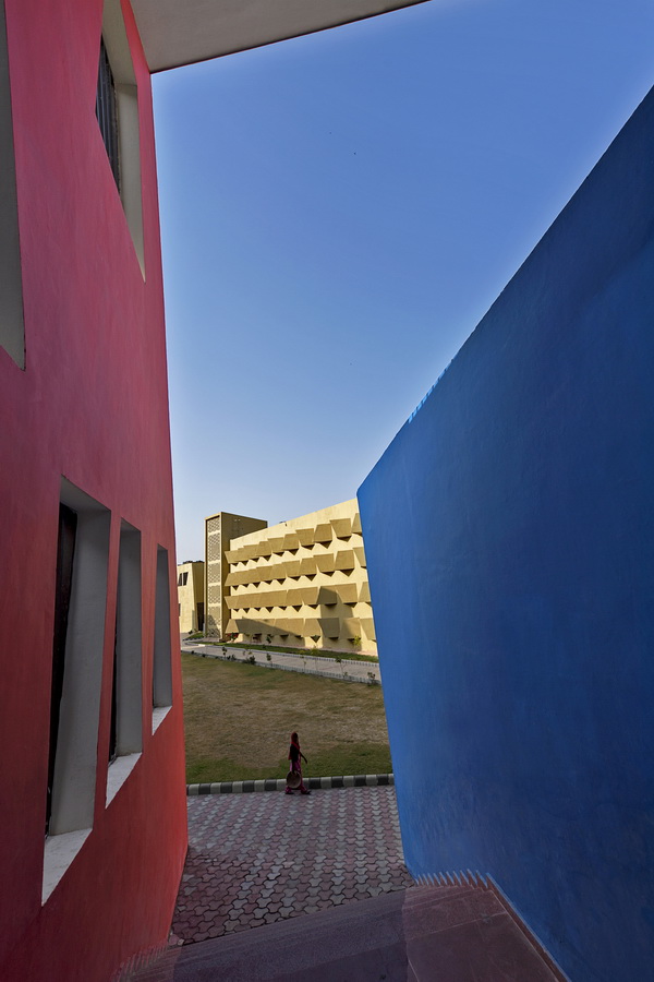 BIM建筑|多样且多彩，每扇窗户都有各自性情的学生公寓年夜楼 /Sanjay Puri建筑事务所