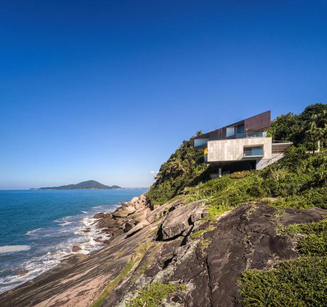 BIM建筑|以海为邻，明媚四时的巴西半岛之家