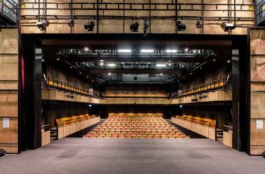 BIM建筑|摆设在英国剑桥校园的玻璃盒子——剧院艺术中间-BIM建筑网